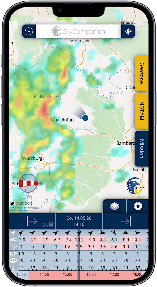 Smartphone mit Screenshot der App SkyCompanion, die eine Karte mit Wetterradar und einem Zeitschieberegler mit Wetterdaten anzeigt.
